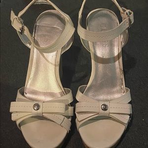 White used Guess wedges size 5.5. Used but still look great! Super comfortable
